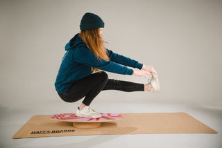 Schau dir an, welche Tricks auf einem Balance Board möglich sind.
