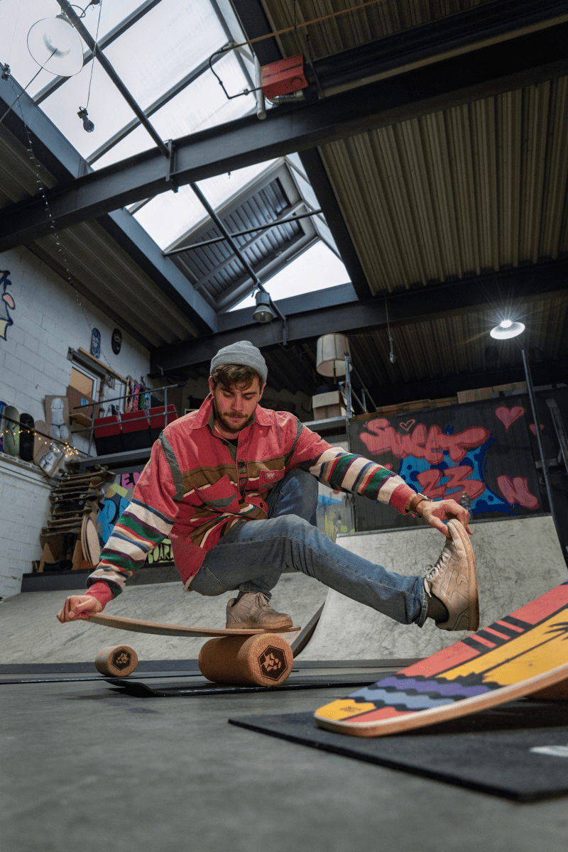 Einsteiger Trick "One Foot out" auf dem DAFFY Boards Trickboard Balance Board mit Korkrolle