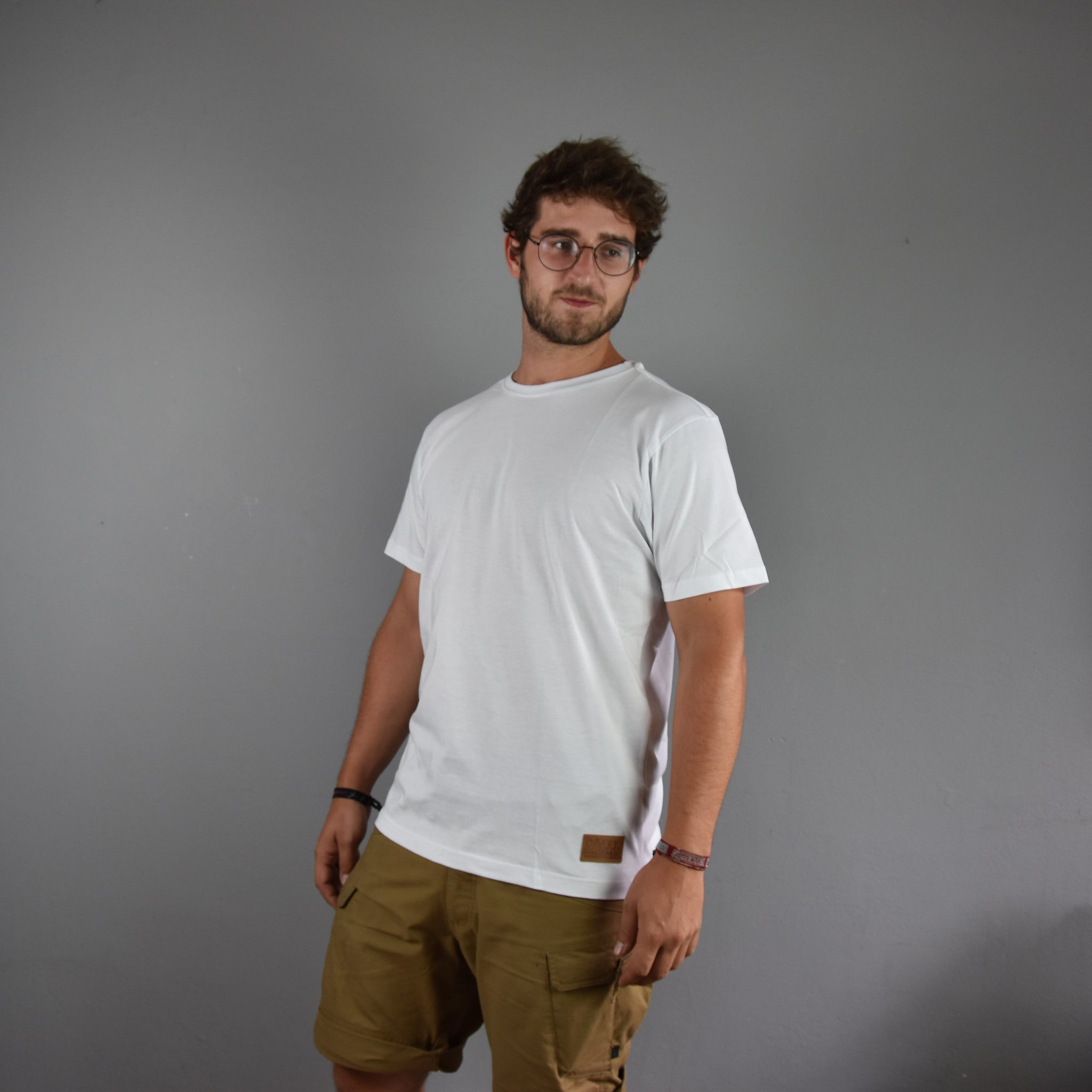 SHIRT - LOGO PATCH - WHITE - Sportartikel Wackelbrett für Fitness: Dieses Wackelbrett ist ideal für Fitnessbegeisterte, die ihre Stabilität und Kernkraft verbessern wollen. 